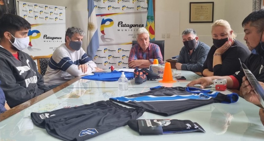 Patagones: El Intendente Zara particip&oacute; de la entrega de indumentaria y calzados a los Clubes 150 viviendas y Villa Del Carmen