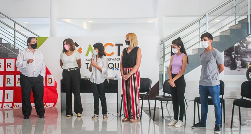 Tapalqué: El Intendente entrego netbooks a estudiantes del CENS