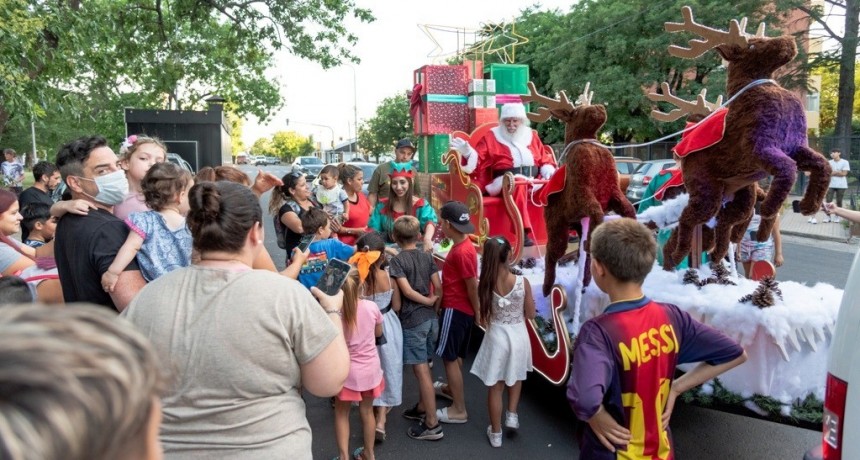 San Nicolás: Papá Noel cierra la semana navideña recorriendo distintos barrios de la ciudad 