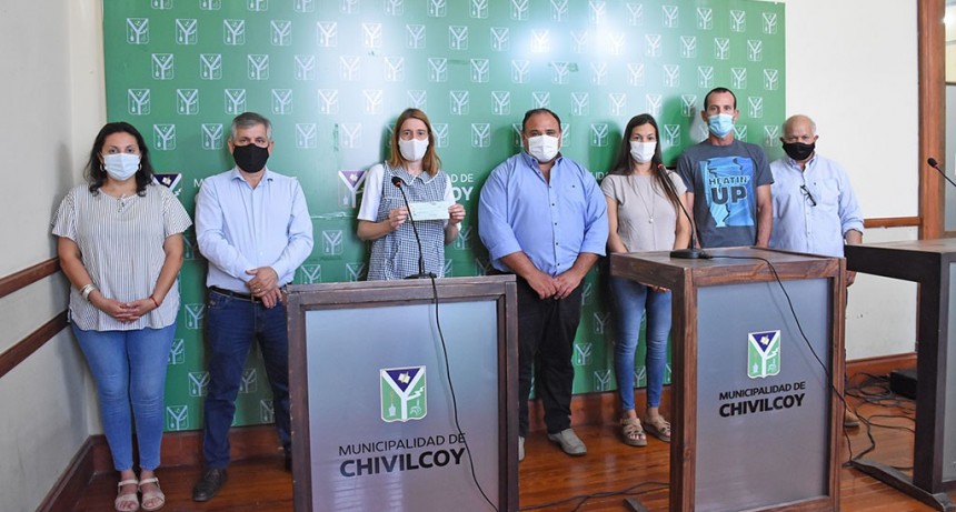 Chivilcoy: El Intendente entregó una gran ayuda económica a un jardín y una escuela del distrito 