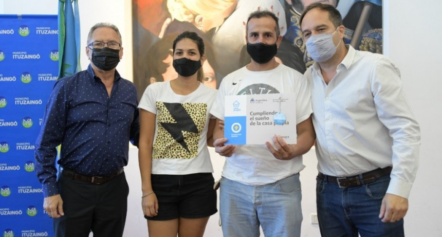 Ituzaingó: Alberto Descalzo y Santiago Maggiotti realizaron la entrega de créditos Casa Propia para familias del distrito 
