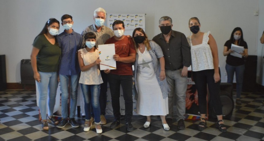 C. de Patagones: El Intendente Zara entregó boletos de compra venta y certificados de posesión a familias del distrito