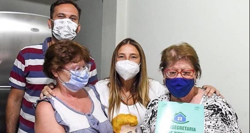 Merlo: La Intendenta Men&eacute;ndez entreg&oacute; escrituras a los vecinos del distrito 