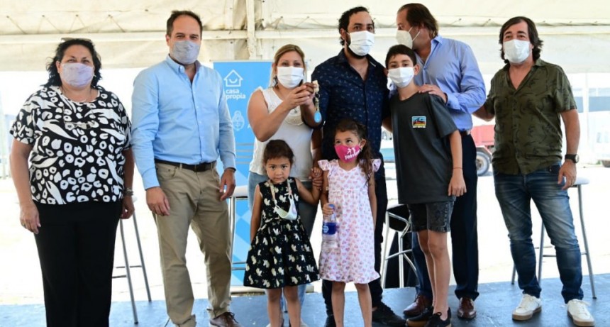 Merlo: Maggiotti entregó viviendas y créditos a familias del distrito