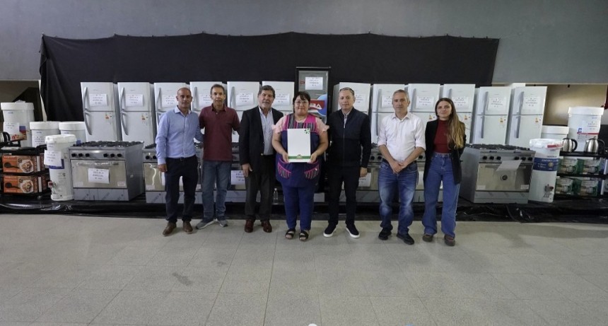 E. Echeverría: Gray, Larroque y Sileoni entregaron equipamiento a 43 escuelas del distrito 