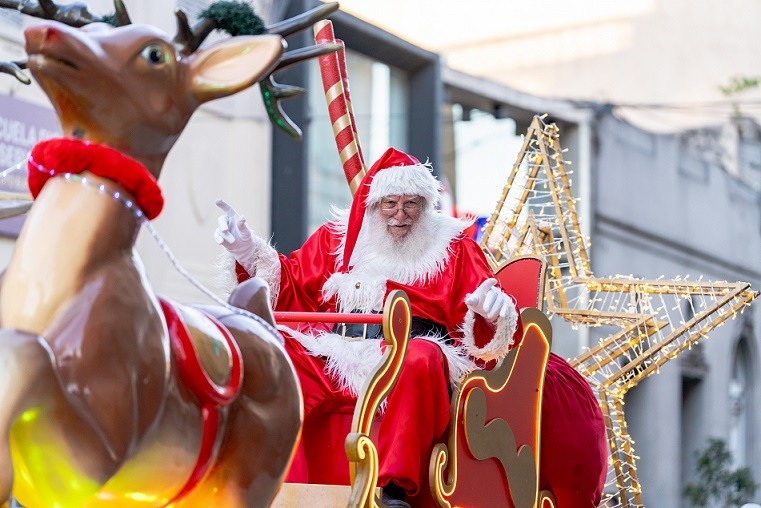 San Nicolás: Papá Noel, música y acróbatas en las calles del centro