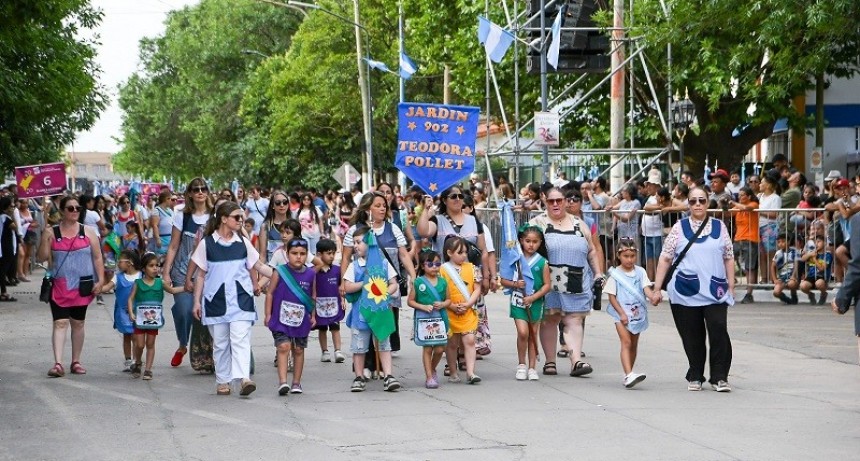 Pte. Perón: El Municipio celebró sus 32° aniversario con un gran desfile, bandas en vivo y artesanía en Guarnica 
