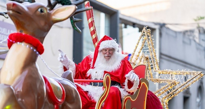 San Nicolás: Papá Noel, música y acróbatas en las calles del centro