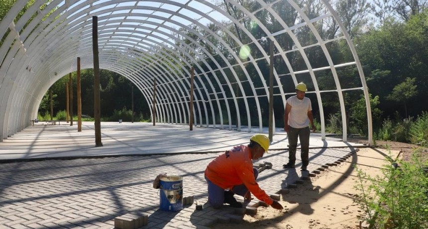 E. Echeverría: Avanza la obra del Paseo de la Laguna de Rocha 