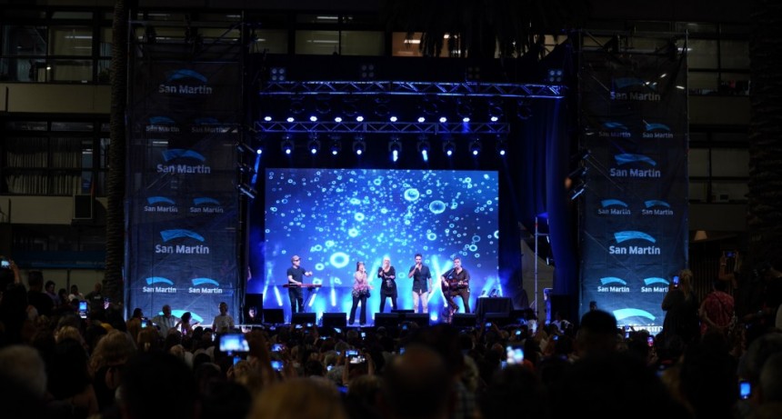 San Martín: Una multitud disfrutó el show de Valeria Lynch y Mariano Martínez en el distrito