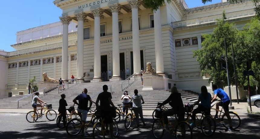 La Plata: Con caminatas guiadas y circuitos en bicicleta, invitan a conocer la historia de la Ciudad