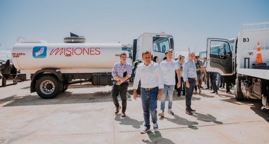 Misiones: Herrera Ahuad encabezó la entrega de una nueva flota de camiones a municipios 