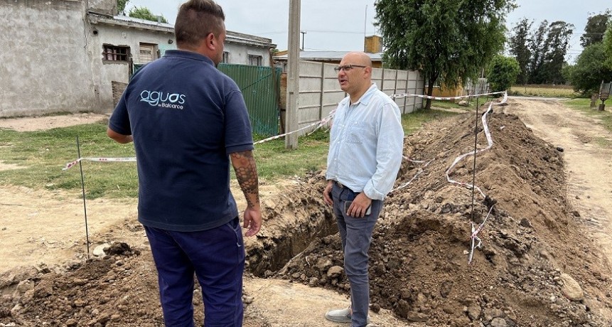 Balcarce: El Intendente recorrió la obra de ampliación de la red de agua en el barrio Plan Federal 