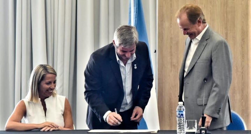 Colón (ER): José Luis Walser firmó en Paraná convenio para asfaltado de Ferrari y para la construcción de un playón deportivo