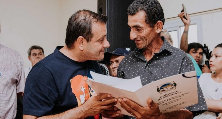 Misiones: Herrera Ahuad entregó títulos a más de 500 familias en San Ignacio 