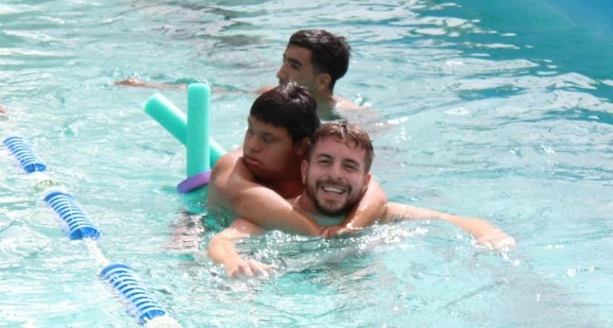Bolívar: Comenzaron las actividades de verano en el natatorio municipal 