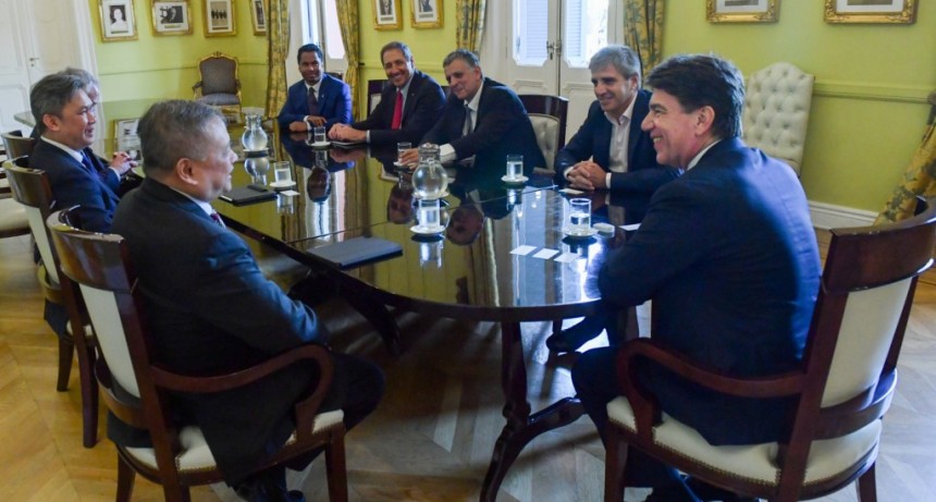 El jefe de Gabinete y el ministro de Economía recibieron a ejecutivos de YPF y Petronas por un proyecto de inversión de 180 M de dólares