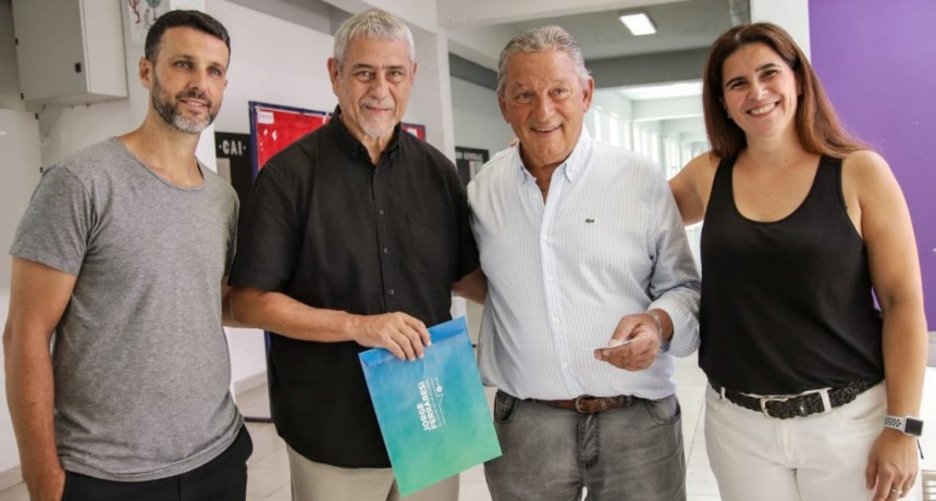 Avellaneda: Ferraresi entregó subsidios a establecimientos educativos