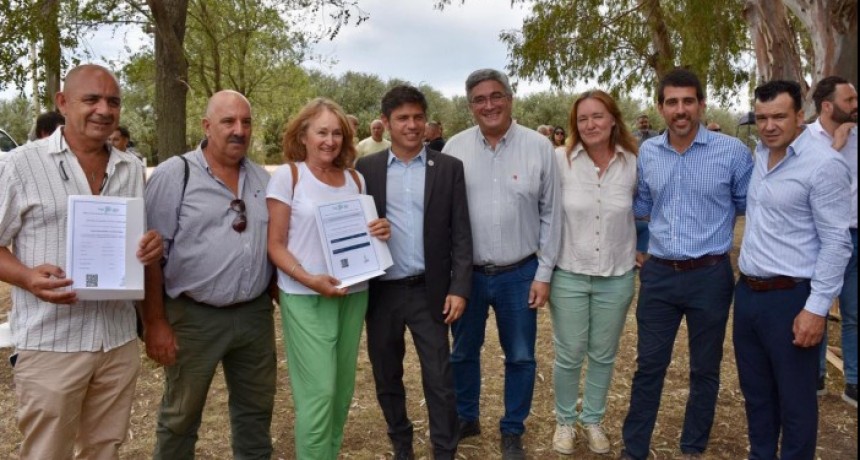 Kicillof y Rodríguez recorrieron los establecimientos de producción láctea y vitivinícola en Tornquist