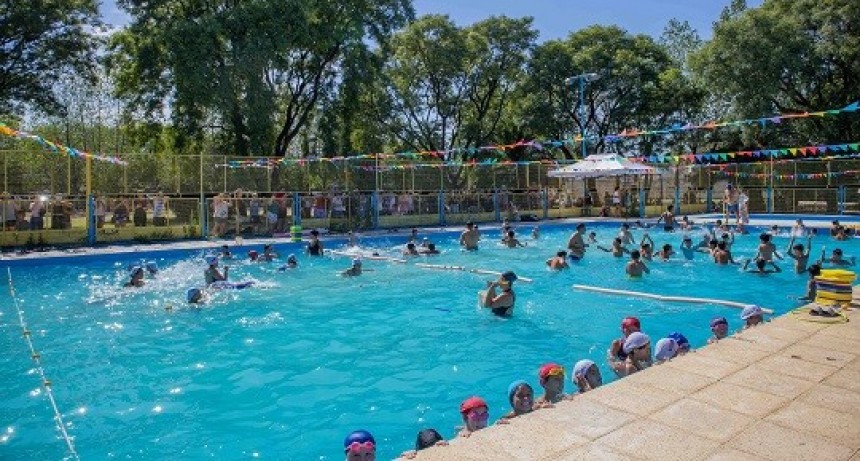 Campana: En una clase abierta de natación, los chicos exhibieron lo aprendido a sus familias