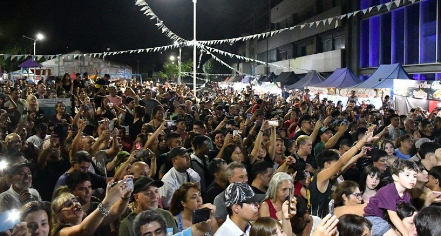 Morón: Miles de vecinos disfrutaron de la feria gastronómica en la Plaza de la Cultura