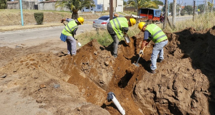 Bolívar: Pisano recorrió el avance de la obra de la red de desagües cloacales en el barrio Colombo 