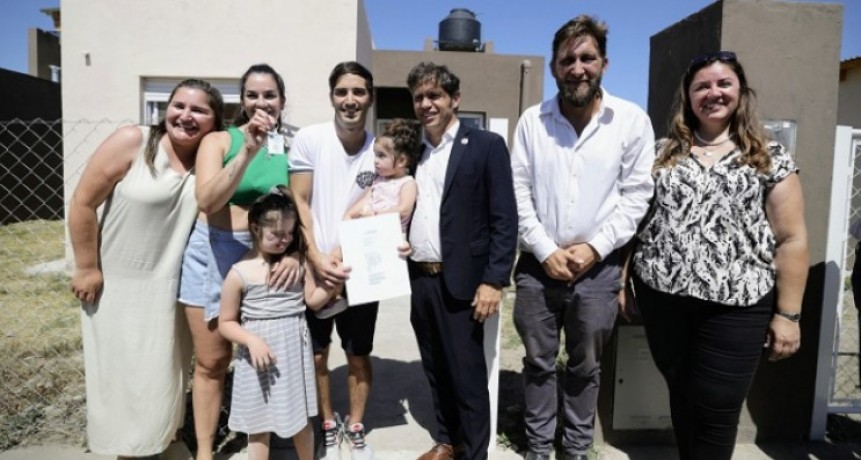Axel Kicillof entregó 25 viviendas y 425 escrituras gratuitas en Bahía Blanca