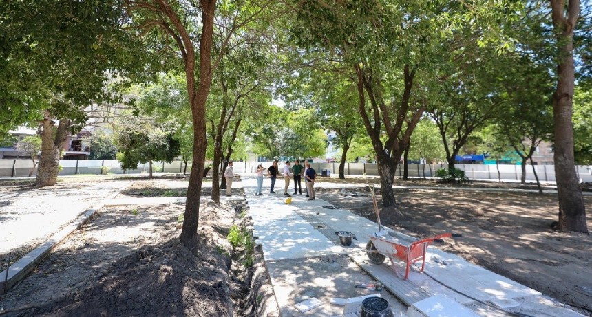 Corrientes: Valdés recorrió las obras de mejora que se realizan en la Plaza Libertad de Capital