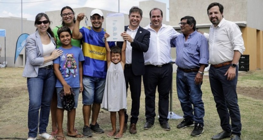 Axel Kicillof entregó 60 viviendas en Trenque Lauquen 