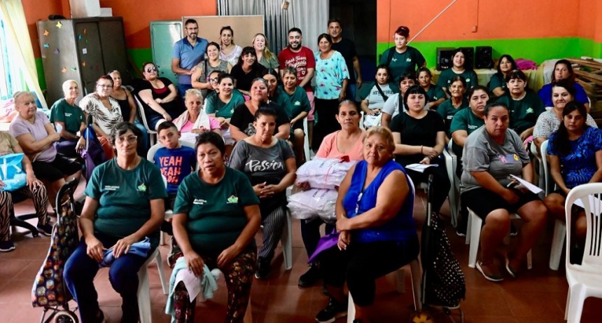 E. Echeverría: El Municipio entregó más de 2 mil guardapolvos para alumnos del distrito