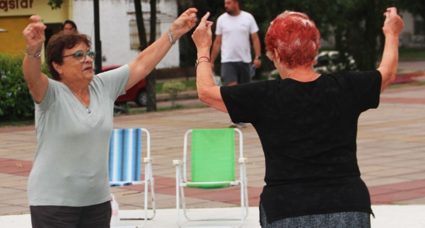 Campana: Los vecinos disfrutaron de una nueva clase abierta de folklore