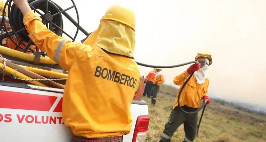 Corrientes: Valdés recorrió distintos focos de incendios en la provincia y coordinó en territorio el combate al fuego
