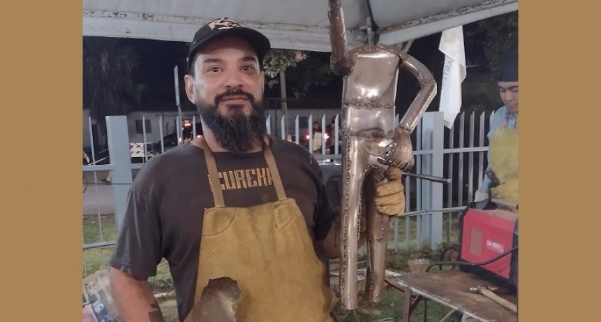 Colón (ER): Alfredo Decur, transforma la chatarra en una obra de arte