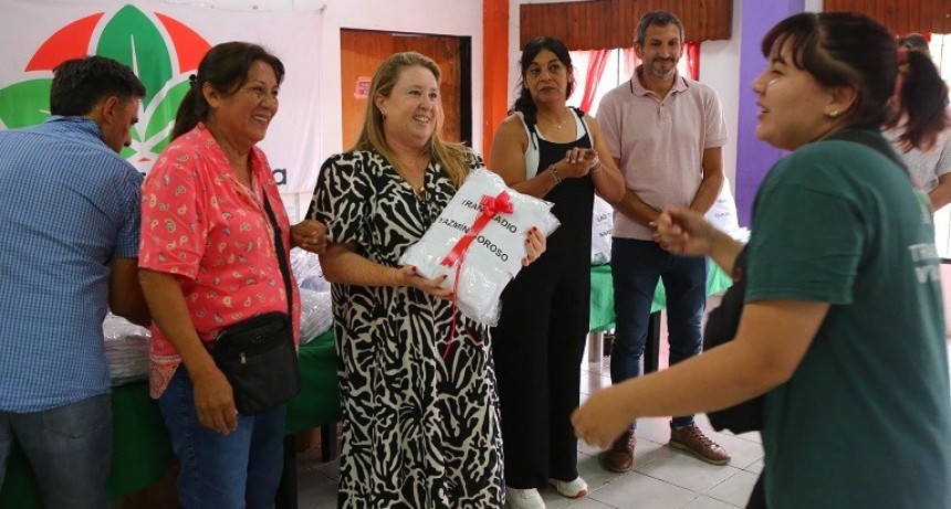E. Echeverría: El Municipio realizó la entrega de guardapolvos para chicos de 9 de Abril 