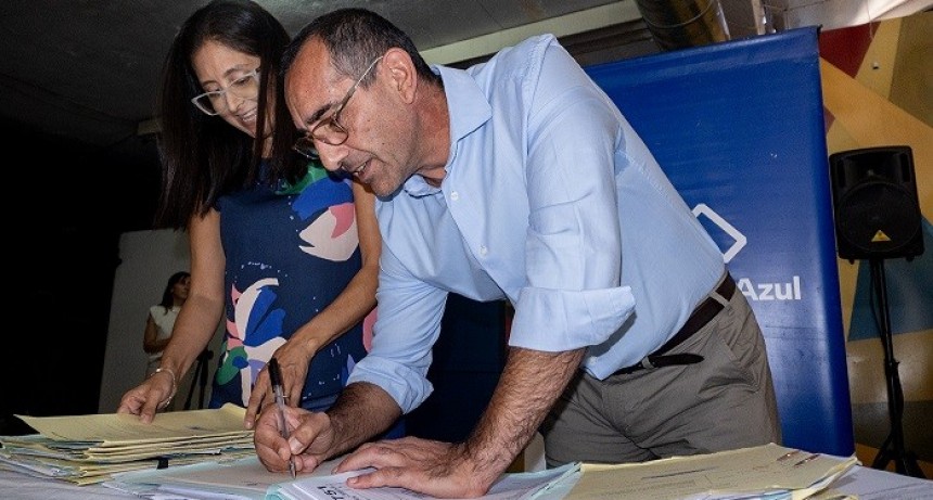Azul: Se realizó el acto de firma de 94 escrituras