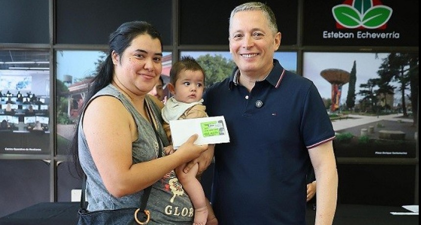 E. Echeverría: Gray entregó 113 tarjetas del Plan Más Vida