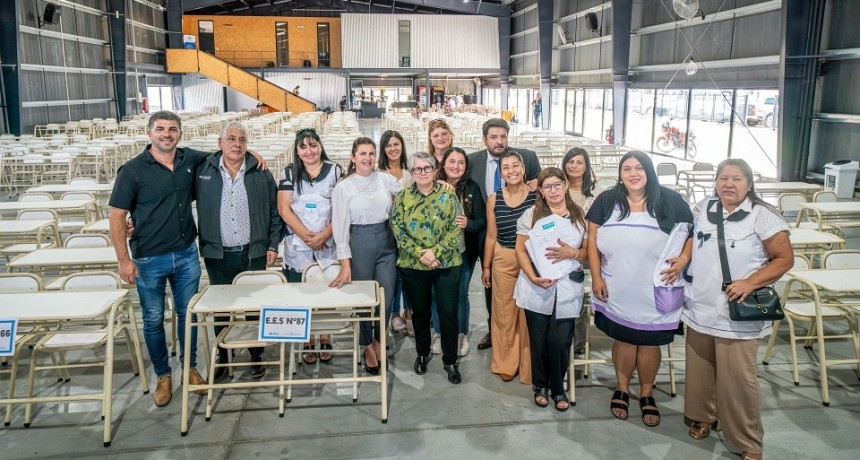 Moreno: Fernández, Terigi y Mena entregaron mobiliario y guardapolvos en escuelas del distrito