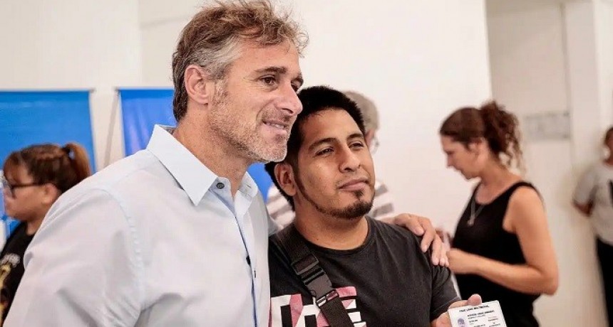 Pilar: Achával encabezó una nueva entrega de Pase Multimodal para vecinos con discapacidad