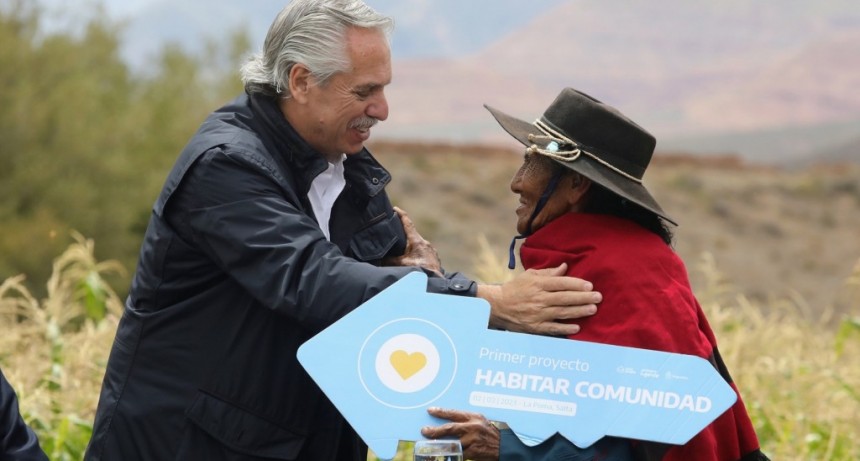 El presidente entregó las primeras viviendas para comunidades rurales y pueblos originarios en La Poma, Salta