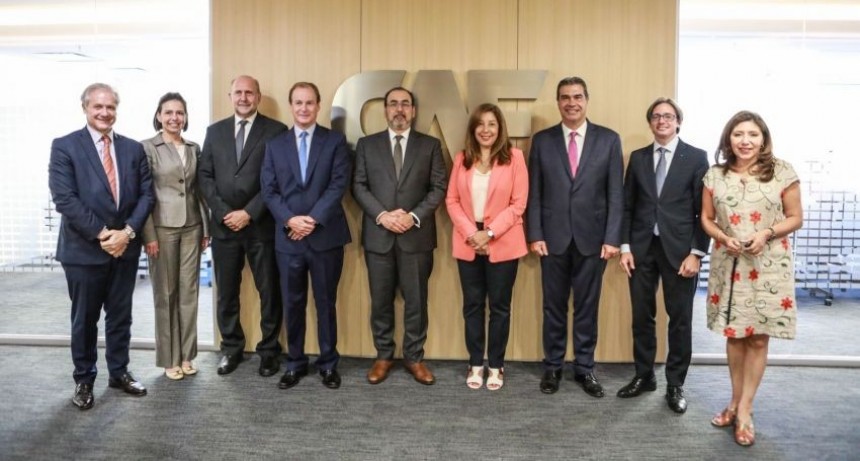 Obras urbanas, urbanización, caminos rurales y un puente con el Paraguay, la agenda de Capitanich ante el CAF 