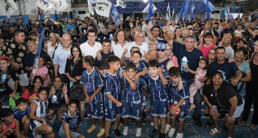 Avellaneda: Ferraresi y Wado de Pedro entregaron equipamiento urbano, kits escolares e inauguraron obras en un club