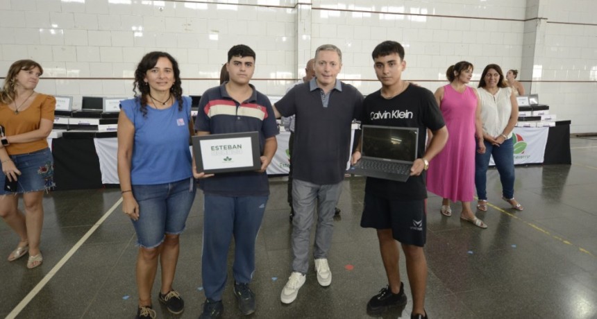 E. Echeverría: Gray entregó 951 netbooks a estudiantes de 6° de Escuelas Secundarias del distrito 