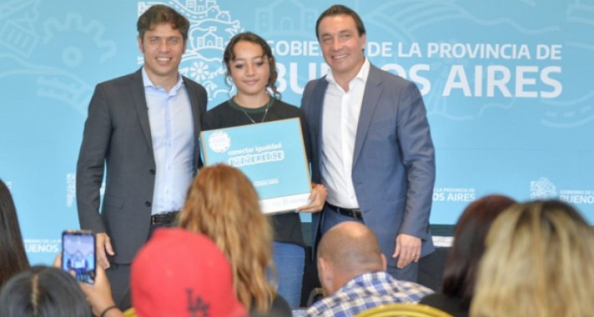 Kicillof entregó 158 notebooks a estudiantes e inauguró el nuevo edificio de la Escuela N°8 en Florencio Varela 