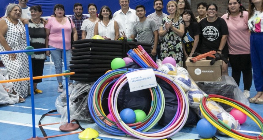 Almirante Brown: Cascallares y Fabiani entregaron 178 kits a instituciones deportivas