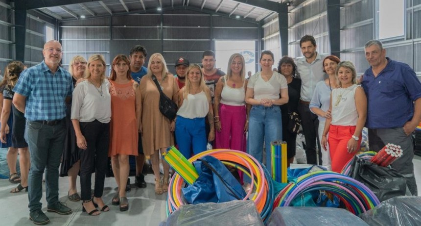 Moreno: Mariel Fernández entregó más de 100 kits deportivos a instituciones educativas 