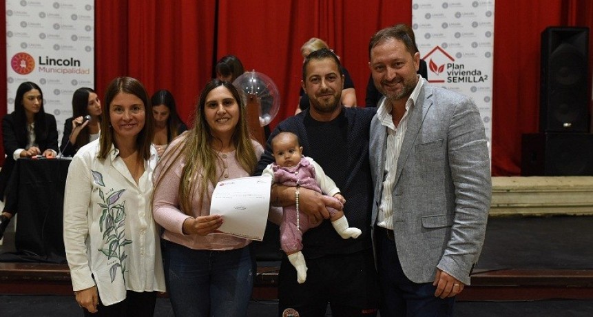Lincoln: En el Teatro Porta Pía, Serenal encabezó el sorteo de adjudicación de 40 viviendas sociales 
