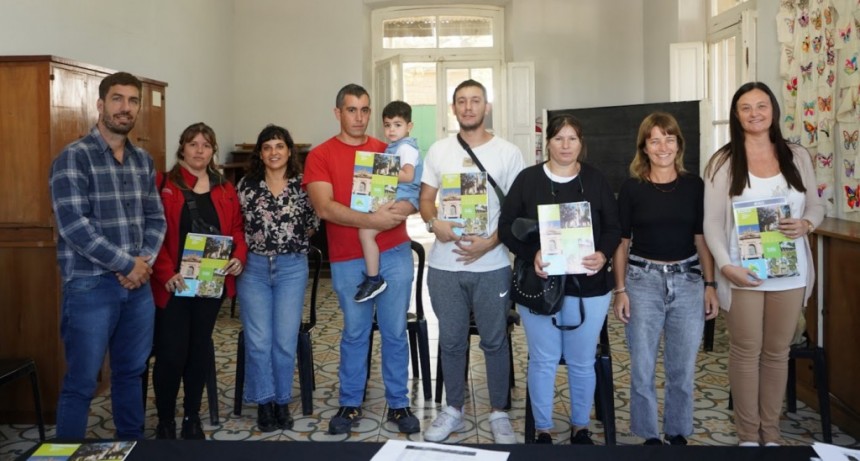 Mercedes: Ustarroz y Provincia entregaron créditos a familias desde “Buenos Aires Crea”