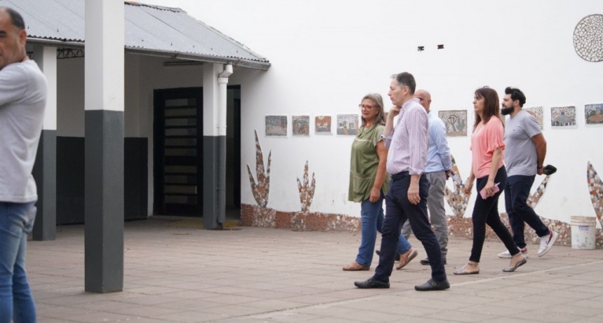 E. Echeverría: Gray recorrió las obras de remodelación de la Escuela Primaria N° 46 