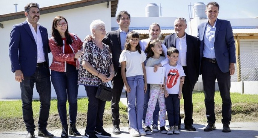 Kicillof entregó viviendas y recorrió obras de infraestructura urbana en Las Flores