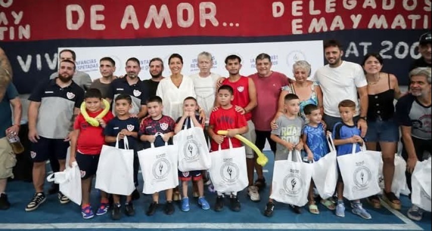 Quilmes: Mendoza entregó útiles escolares a niños de 1° grado que forman parte de clubes locales